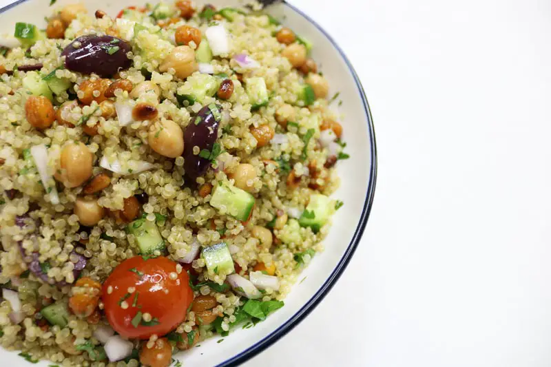 Mediterranean-Quinoa-salad-bowl-4